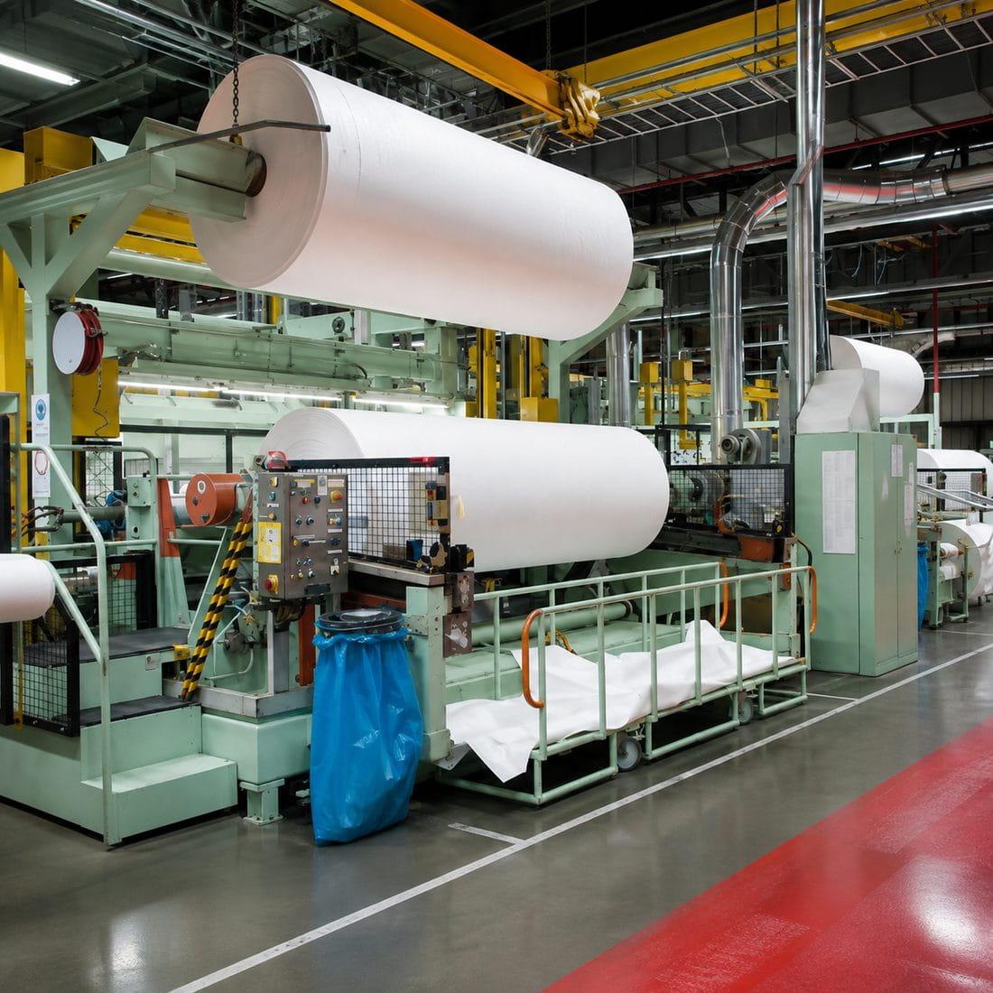 Linie de producție pentru membrane Tyvek, cu role mari de material